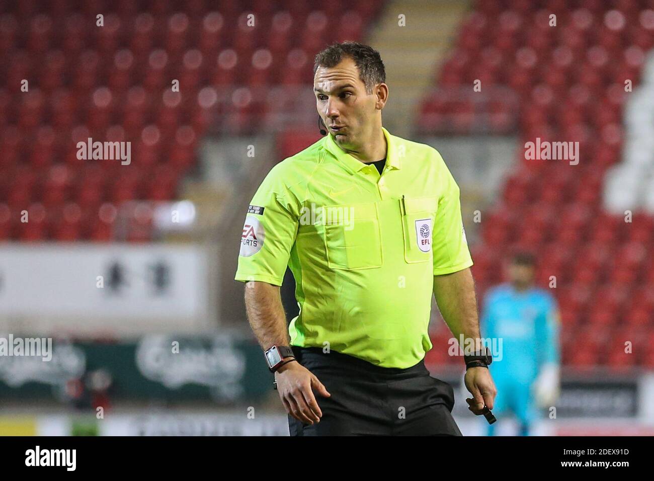 Elegance problem dårligt referee Tim Robinson during the game Stock Photo - Alamy