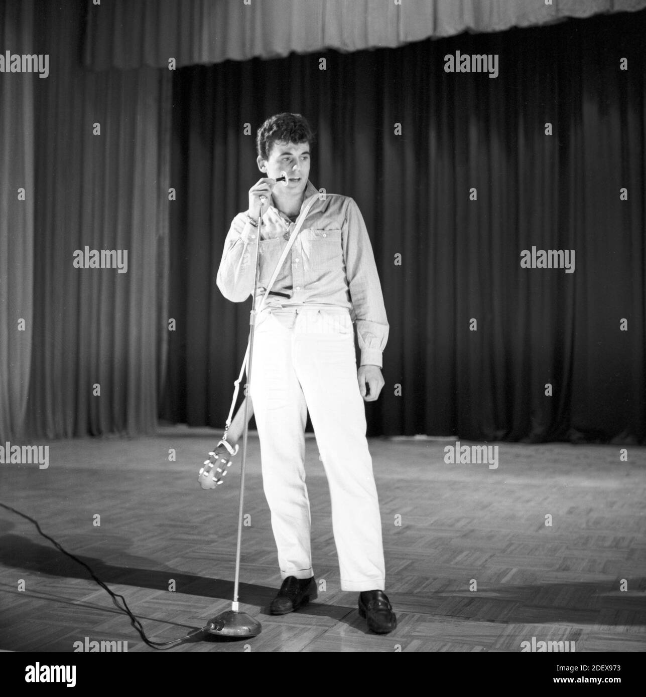 The singer Little Tony (Antonio Ciacci) on stage for a variety show at the Teatro Nuovo, Verona, 23 october 1960. --- Il cantante Little Tony (Antonio Ciacci) sul palco per uno spettacolo di varietà al Teatro Nuovo, Verona, 23/10/1960. Stock Photo