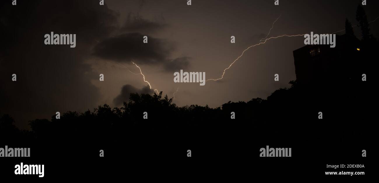 Lightning strike building hi-res stock photography and images - Alamy