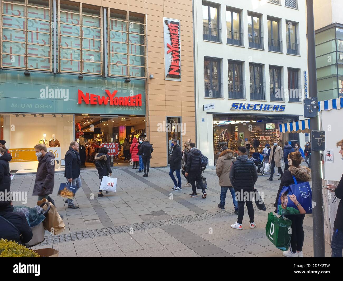munich, germany 27.11.2020 : Shoppers wearing face masks wait in line to  enter a store at the marienplatz in munich. The amount of people in the shop  Stock Photo - Alamy