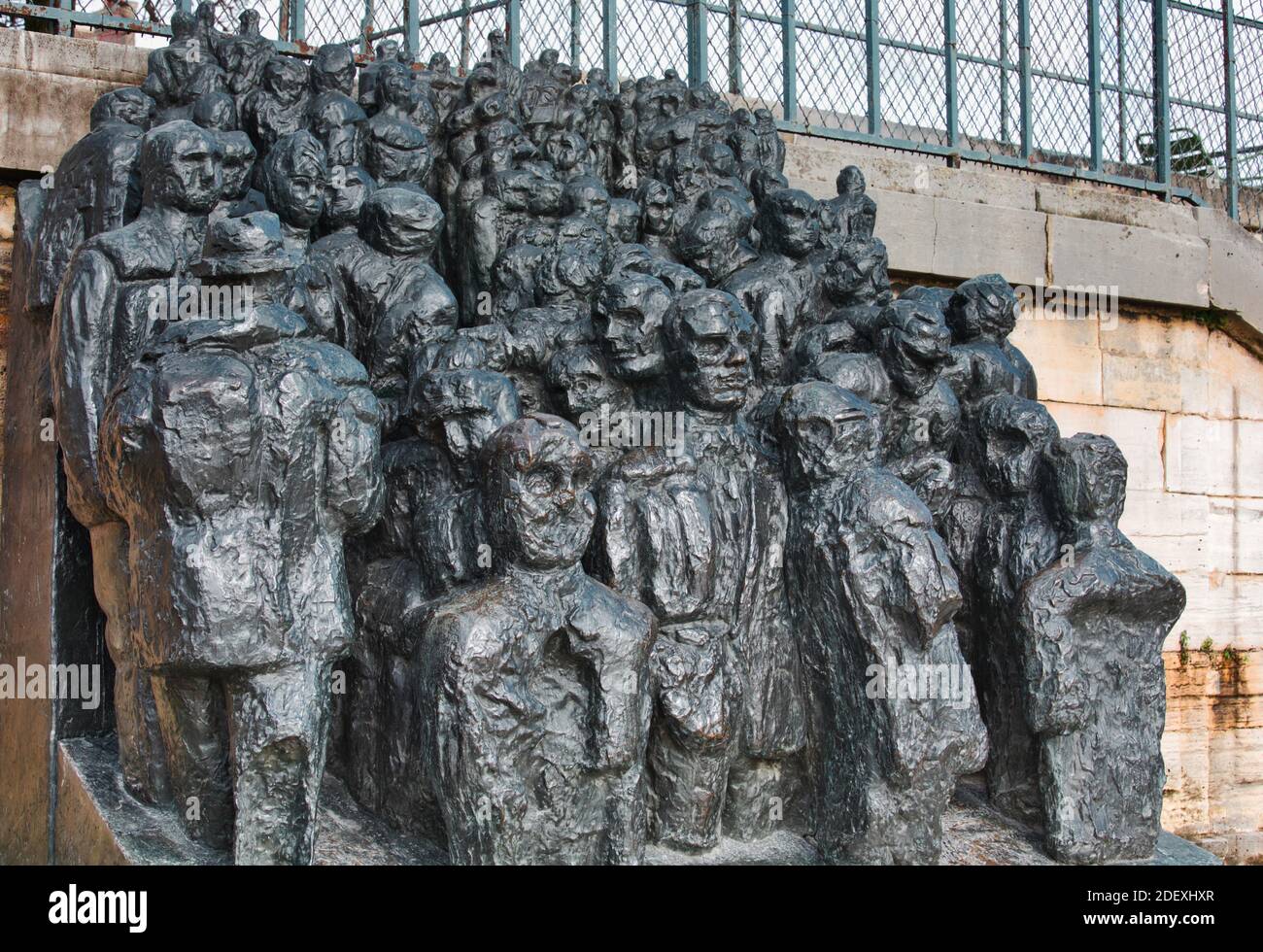 1963-67 bronze sculpture La Foule (The Crowd) by British Sculptor Raymond Mason, Jardin des Tuileries, Paris France Stock Photo