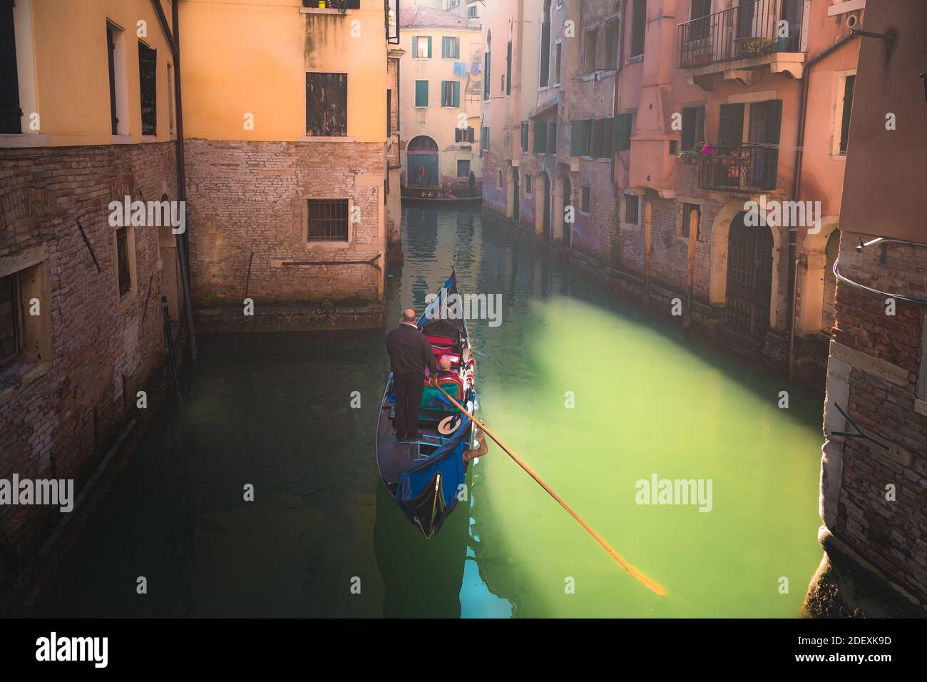 Venice couple in gondola hi-res stock photography and images - Alamy