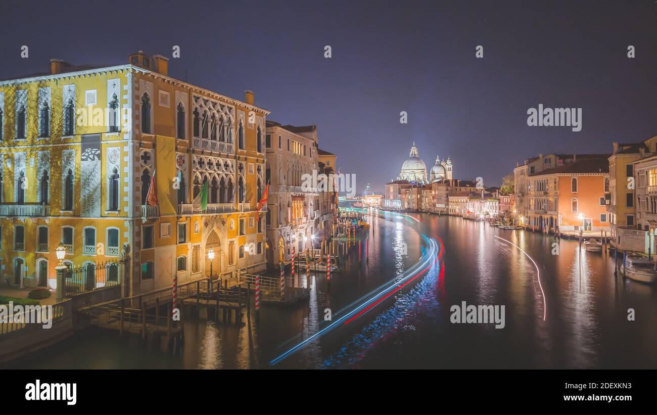 Grand canal at night with a gondola hi-res stock photography and images ...