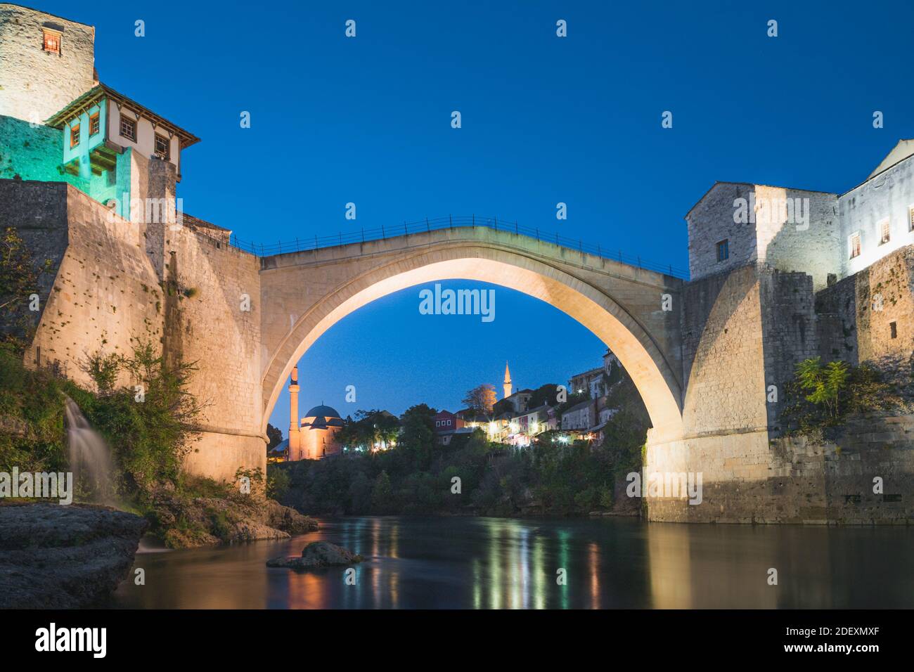 Lovely blue hour scene of Star Most and the Neretva River in Old Town Mostar, Bosnia & Herzegovina Stock Photo