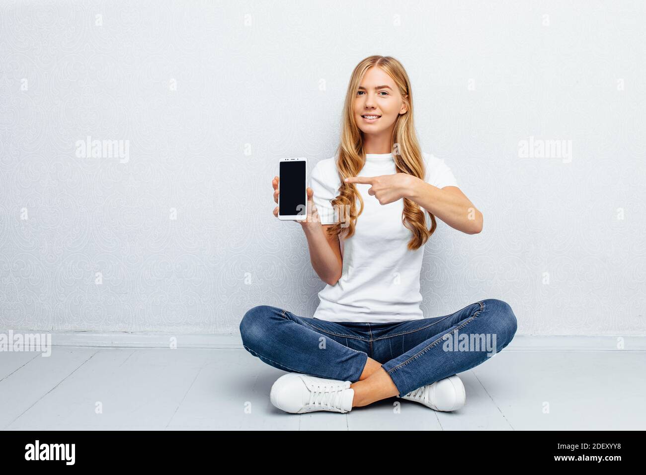 Girl showing her legs hi-res stock photography and images - Alamy