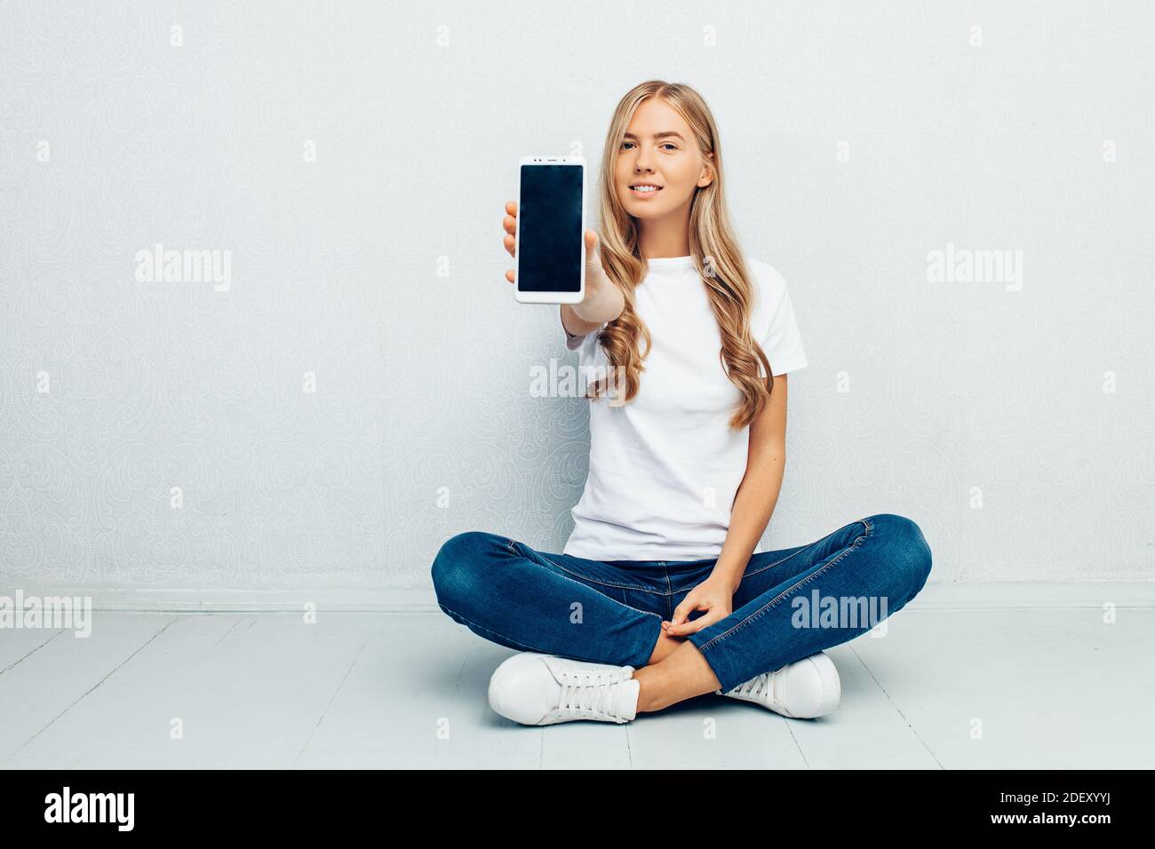 Girl showing her legs hi-res stock photography and images - Alamy