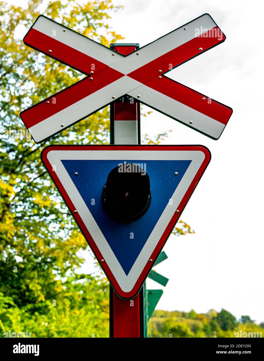 Railroad crossing signal hires stock photography and images Alamy