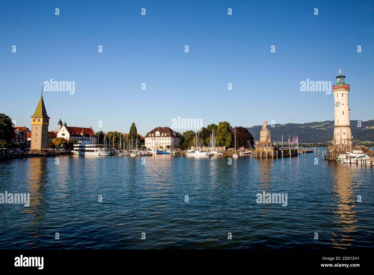 New Lindau lighthouse and Bavarian lion at the harbour entrance ...