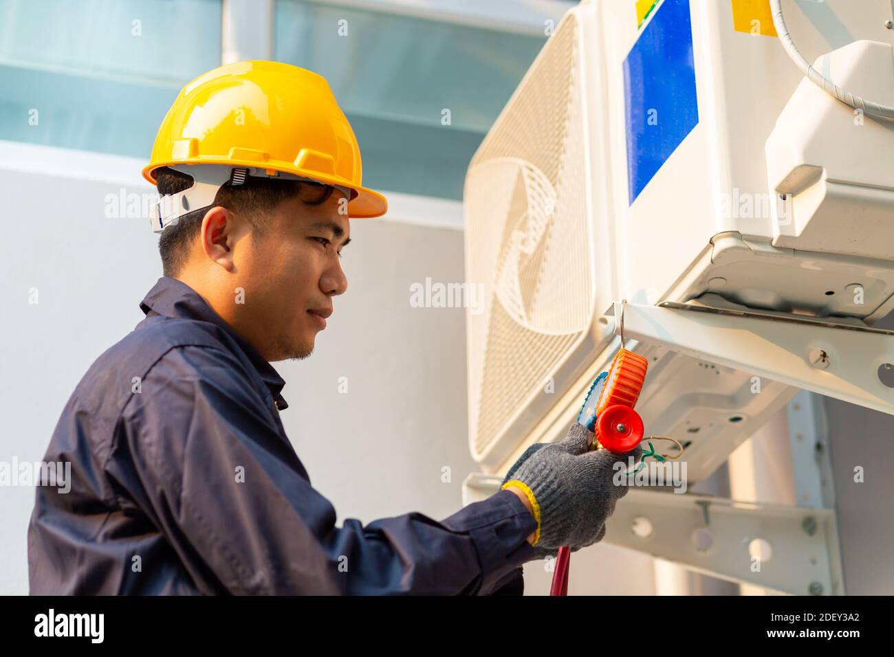 Technician vacuum pump evacuates and checking air conditioner, After