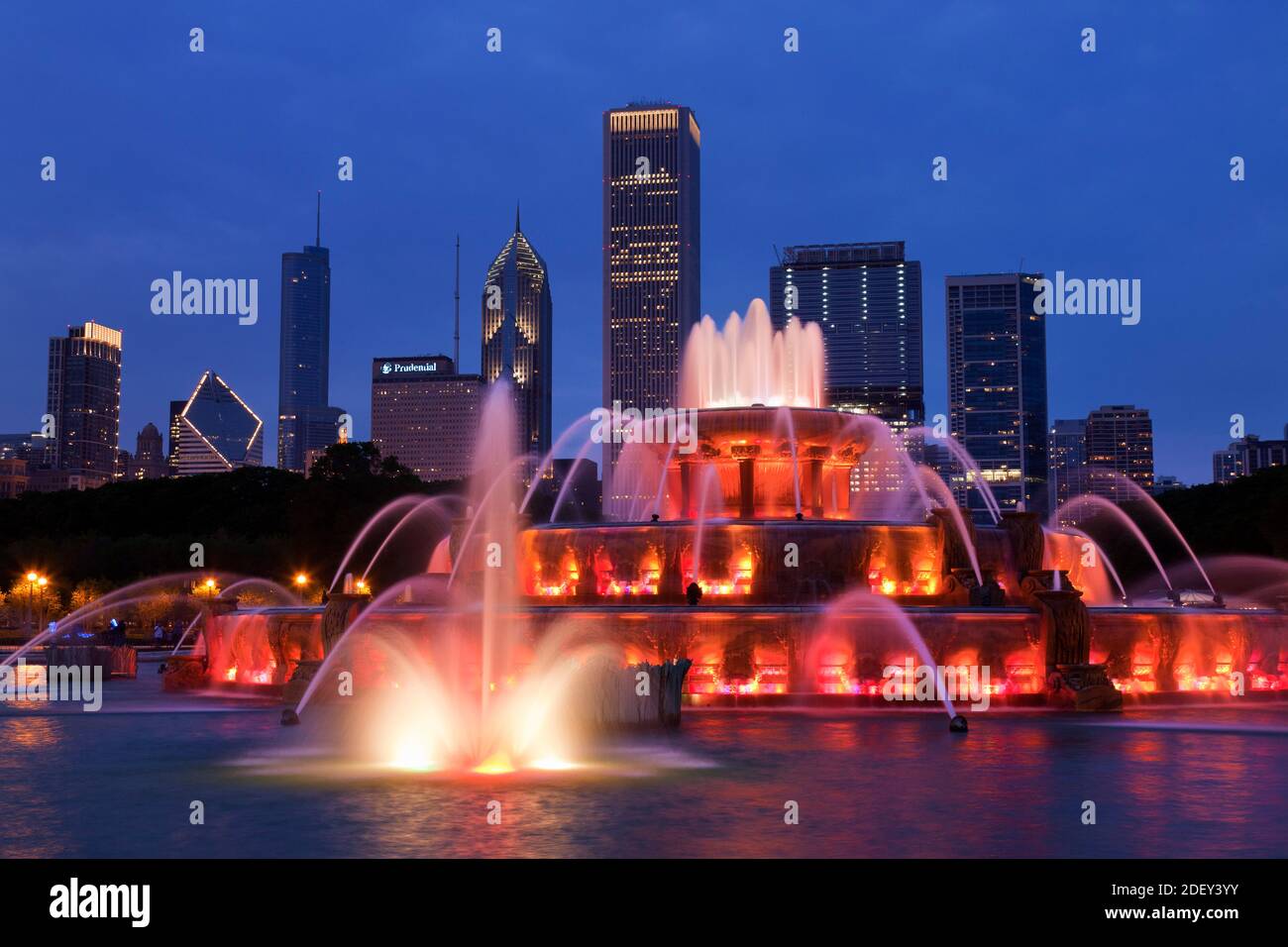 Buckingham fountain grant park chicago night skyline hi-res stock ...