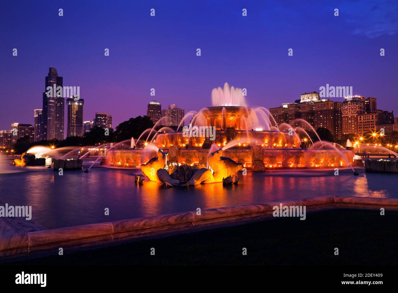 Buckingham Fountain at Twilight in Grant Park, Chicago, Illinois, USA Stock Photo