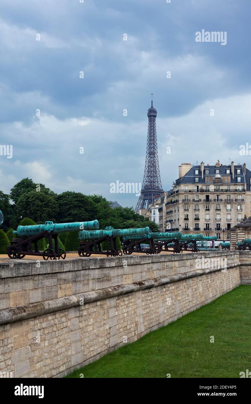 Cannons, Hotel des Invalides and the Eiffel Tower, 7th Arrondissement, Paris, Ile-de-France, France Stock Photo