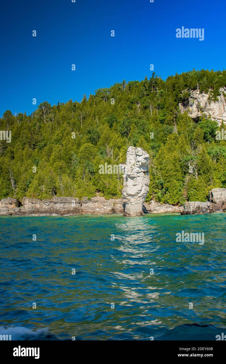 Turquoise waters reflecting the flower pot formation of rocks on Lake Huron, ON. Spectacular scenery in the summer in Georgian Bay in ON, Canada. Ther Stock Photo
