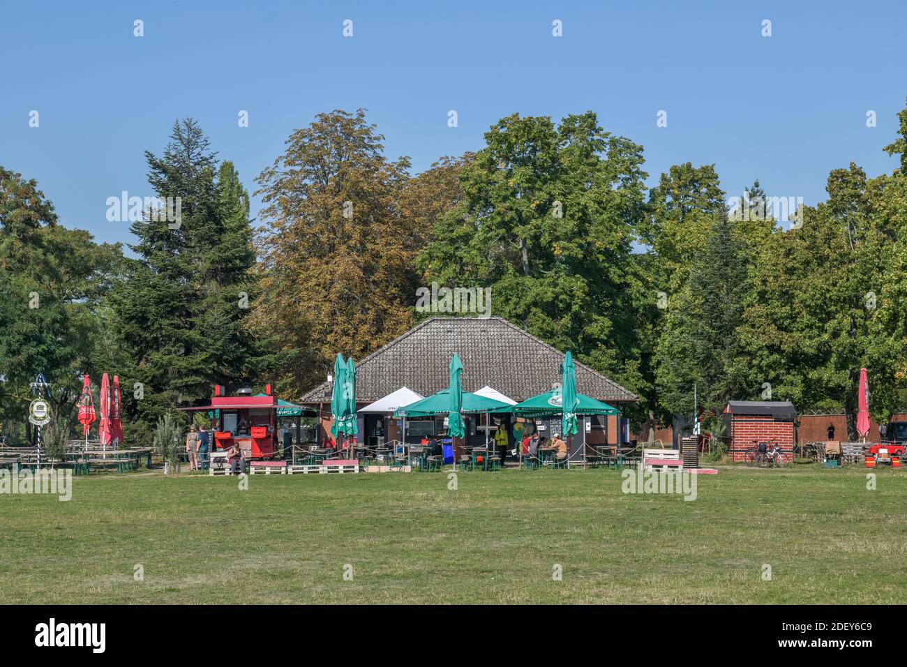 Biergarten Luftgarten, Tempelhofer Feld, Tempelhof, Tempelhof-Schöneberg,  Berlin, Deutschland Stock Photo - Alamy