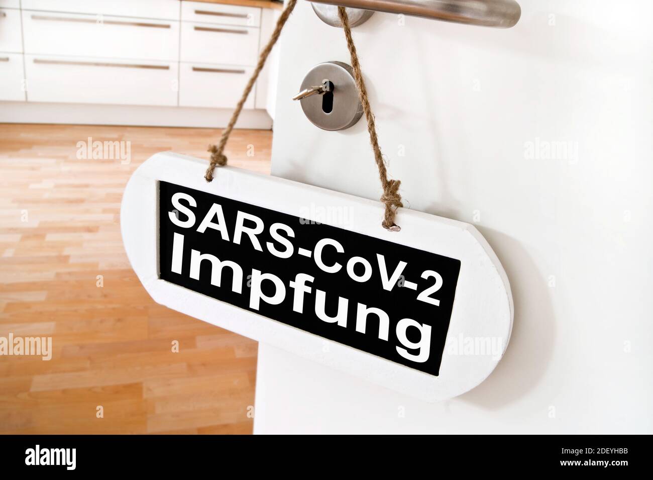 Corona Virus Covid 19 Konzept Tür mit Schild Impfung Stock Photo