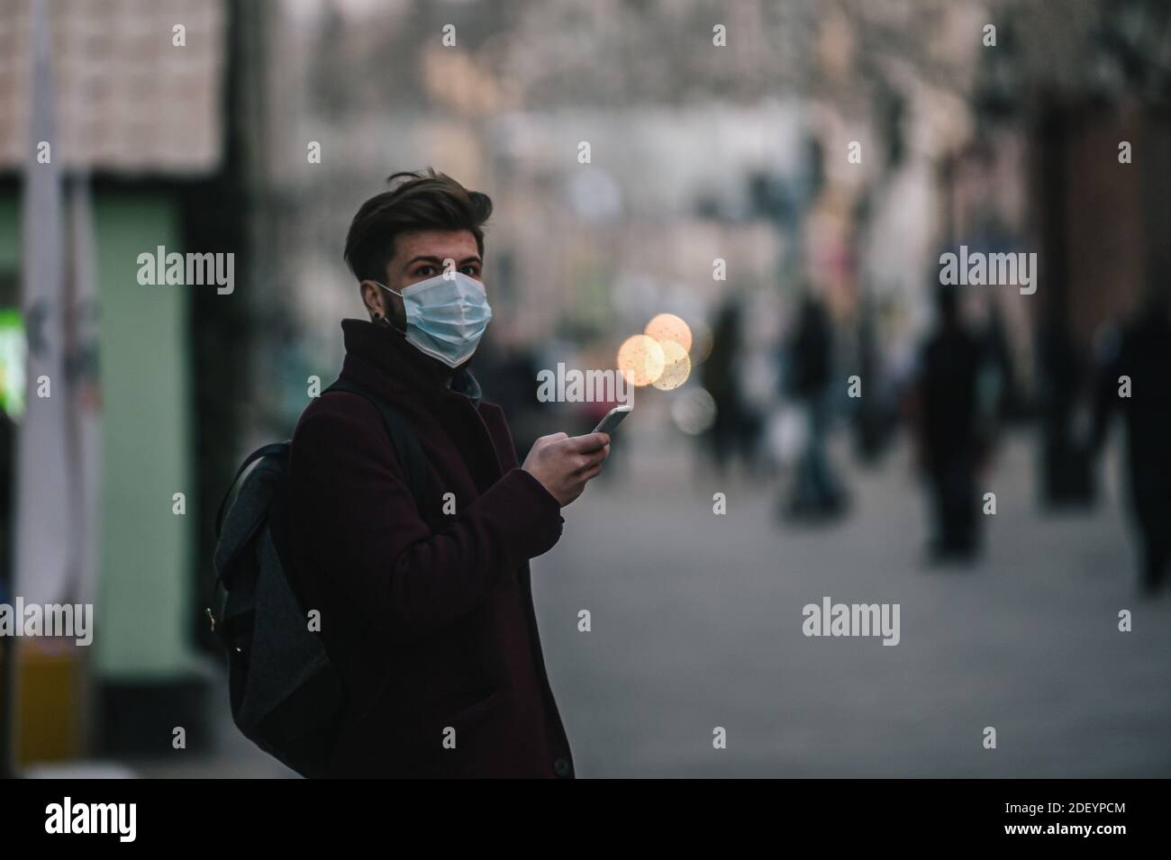 (201202) -- MOSCOW, Dec. 2, 2020 (Xinhua) -- A man wearing a protective mask walks on the street in Moscow, Russia, on Dec. 2, 2020. Russia recorded 25,345 more COVID-19 infections over the past 24 hours, bringing the national tally to 2,347,401, the country's COVID-19 response center said Wednesday. (Xinhua/Evgeny Sinitsyn) Stock Photo