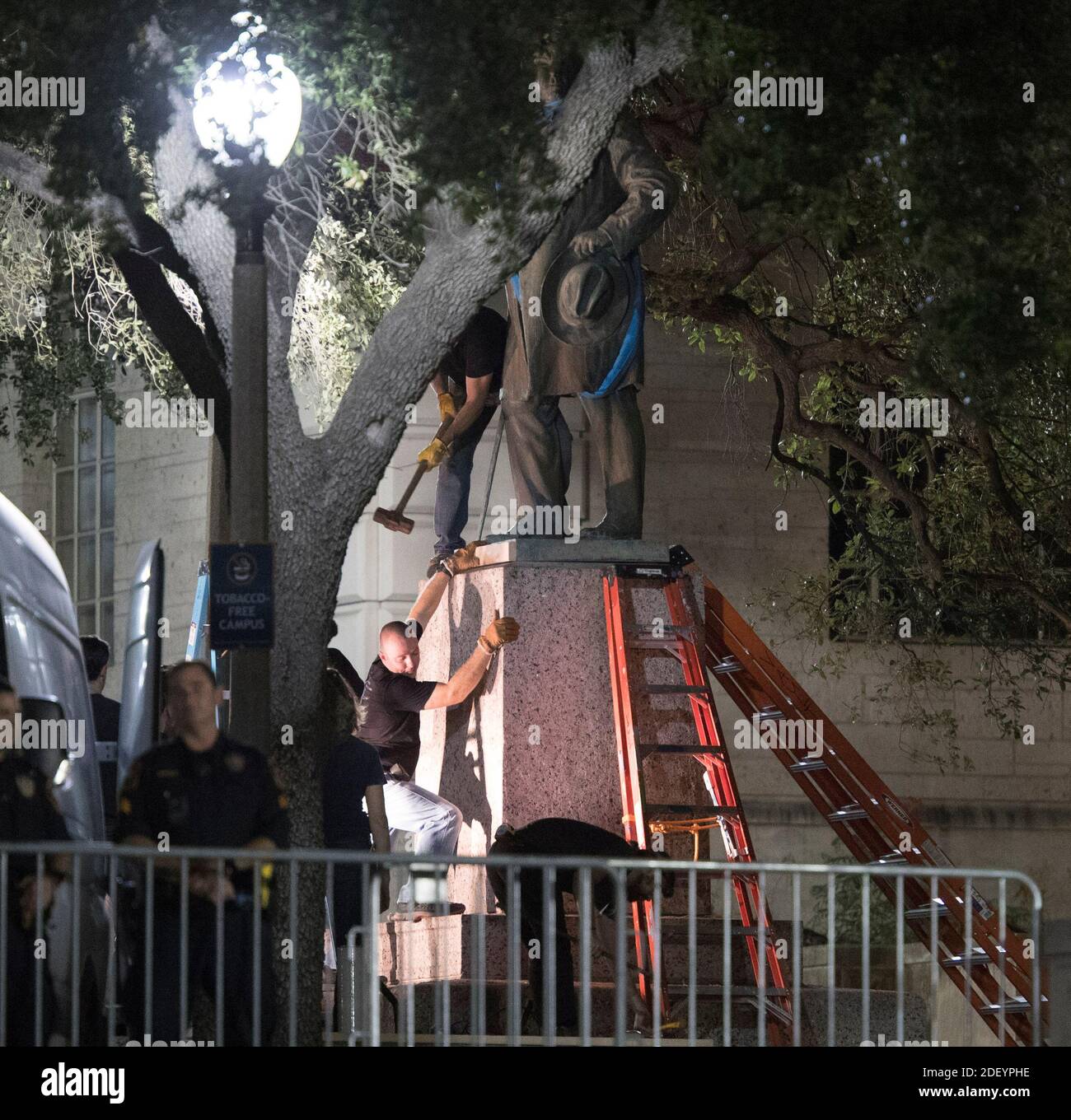 Aug. 21, 2017, Austin TX USA: Workers remove the second of four statues of Confederate heroes at the University of Texas in a surprise midnight action before fall classes begin next week. The four are Stephen Hogg, Robert E. Lee, Sidney Johnston and John H. Reagan. ©Bob Daemmrich Stock Photo
