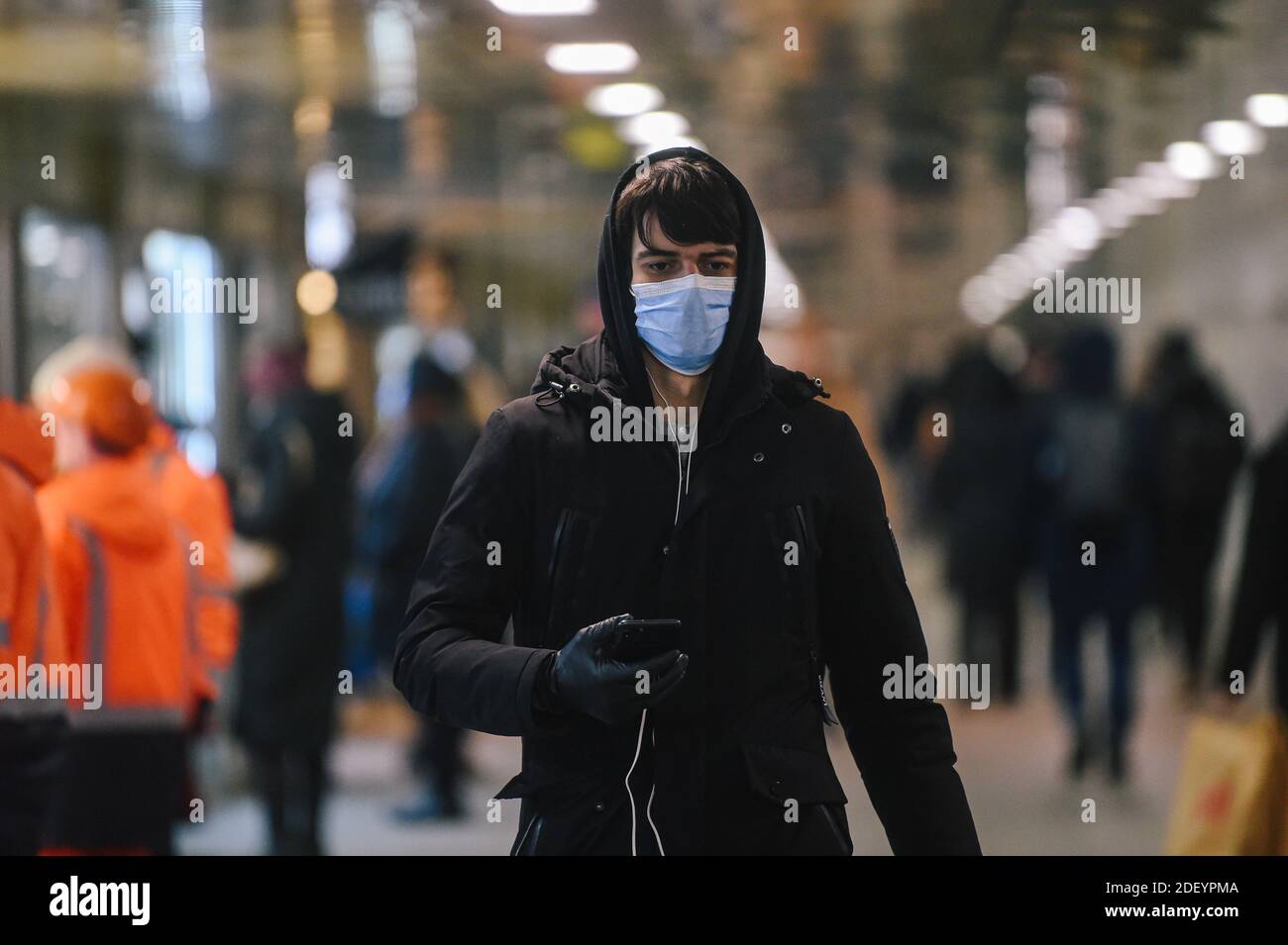 (201202) -- MOSCOW, Dec. 2, 2020 (Xinhua) -- A man wearing a protective mask walks on the street in Moscow, Russia, on Dec. 2, 2020. Russia recorded 25,345 more COVID-19 infections over the past 24 hours, bringing the national tally to 2,347,401, the country's COVID-19 response center said Wednesday. (Xinhua/Evgeny Sinitsyn) Stock Photo