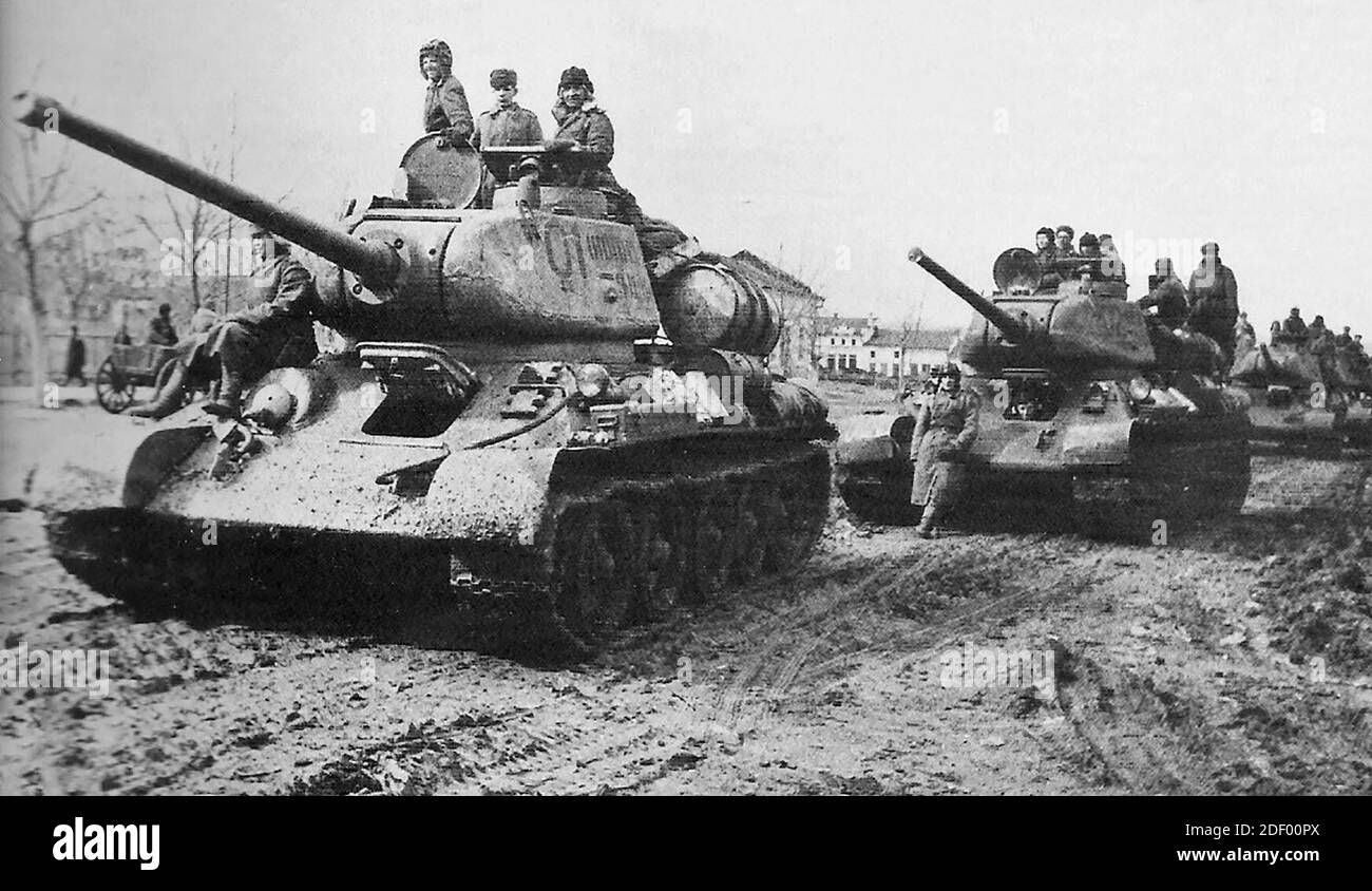 A column of Soviet tanks T34/85 (winter 1943-44) Stock Photo