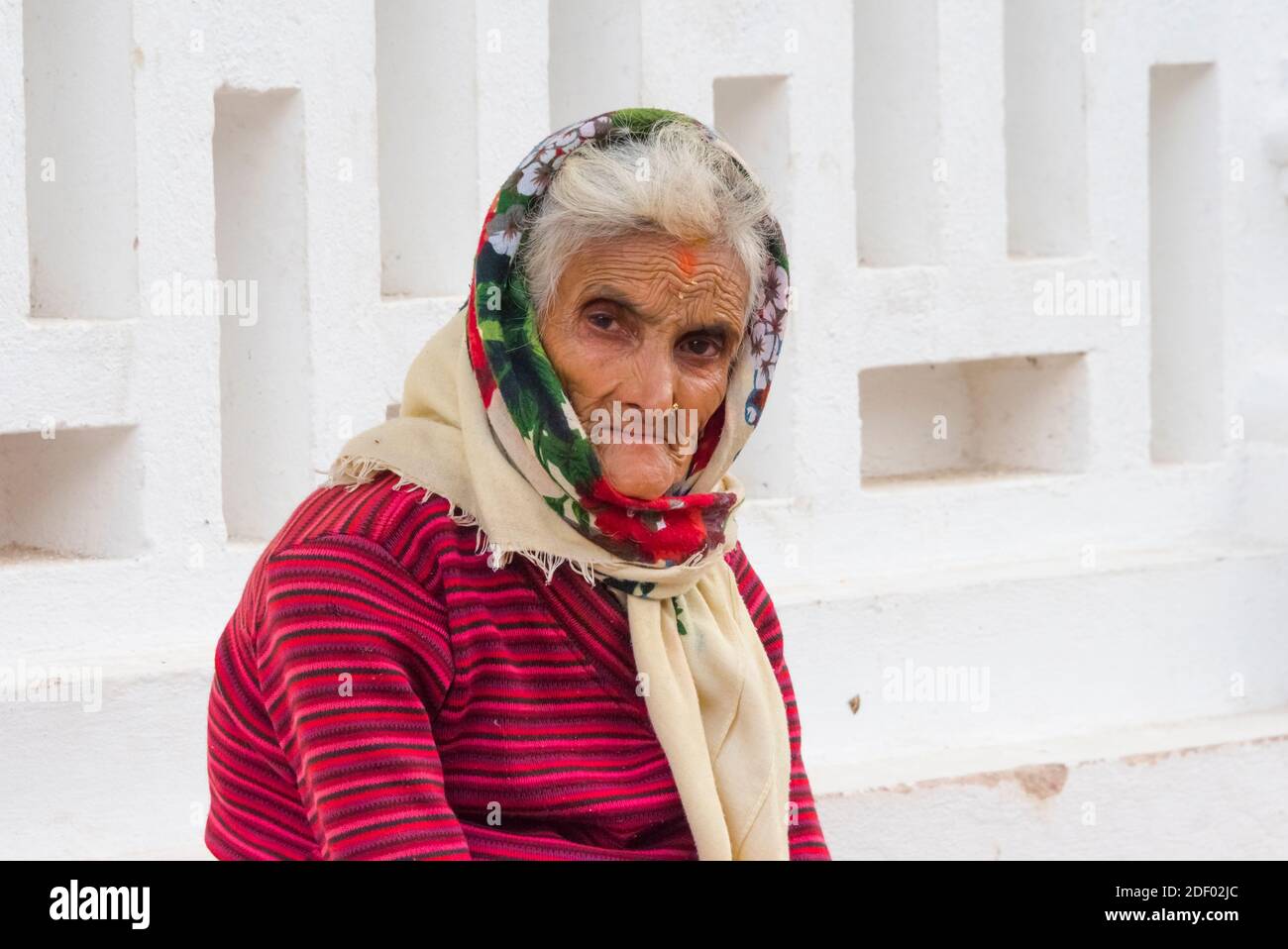 Old woman in Pashupatinath Temple, UNESCO World Heritage site, Kathmandu, Nepal Stock Photo