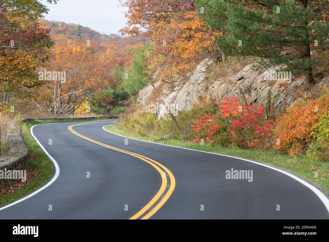 Skyline drive is a scenic drive along the Blue Ridge Mountains in Shenandoah National Park. Stock Photo