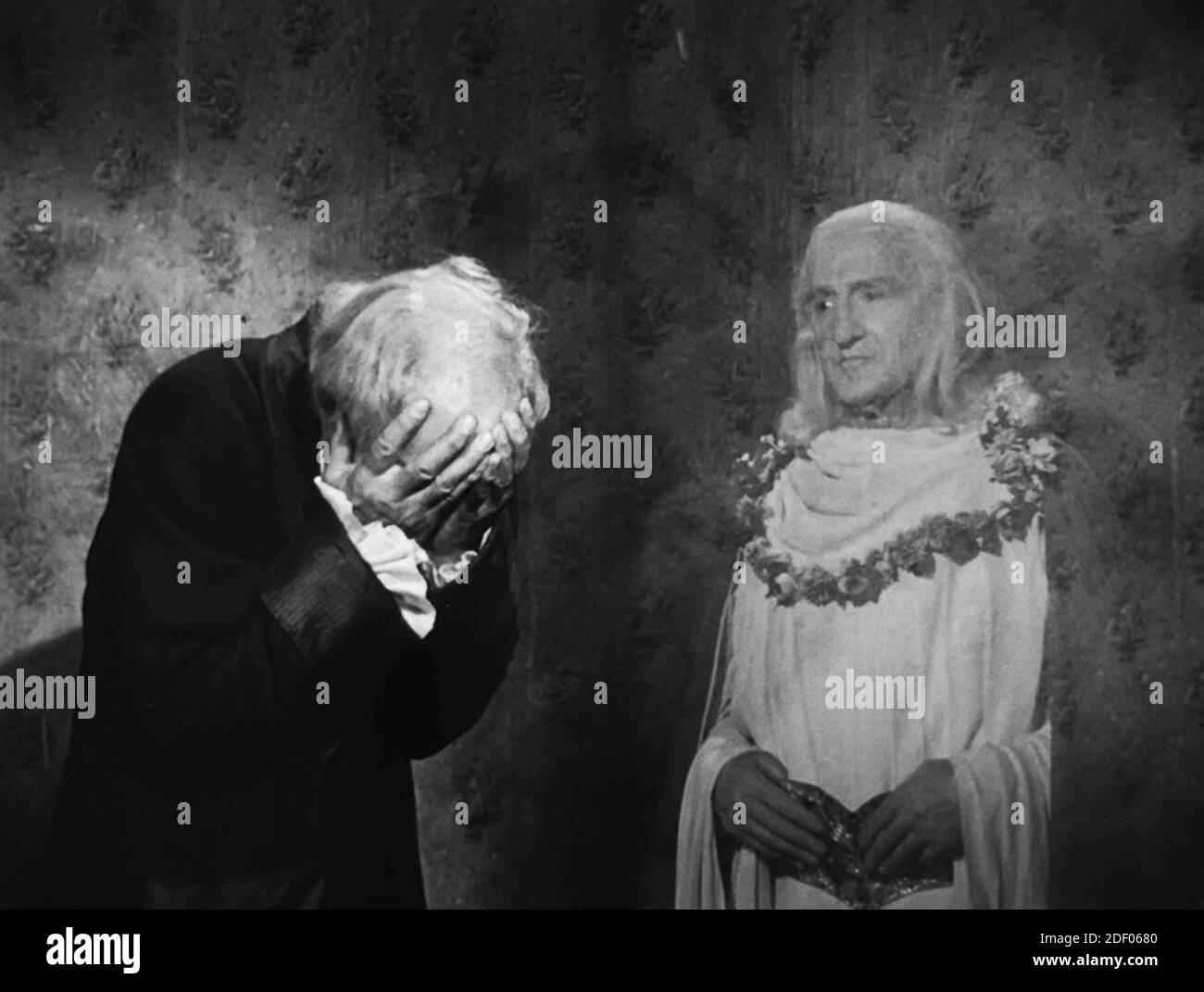 Alastair sim scrooge (1951) hi-res stock photography and images - Alamy