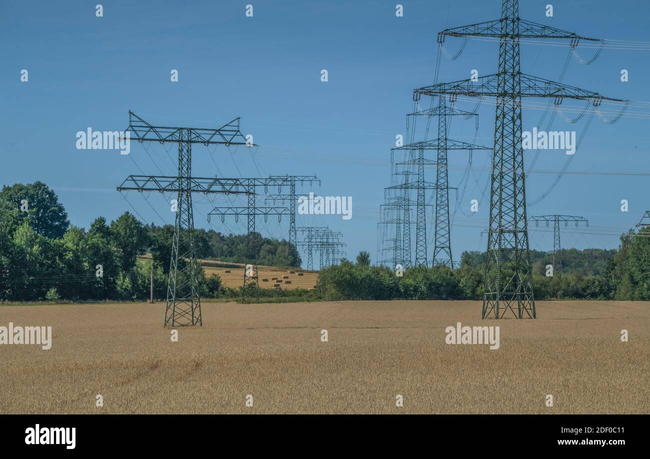 Stromleitungen nahe Großhartau , Sachsen, Deutschland Stock Photo