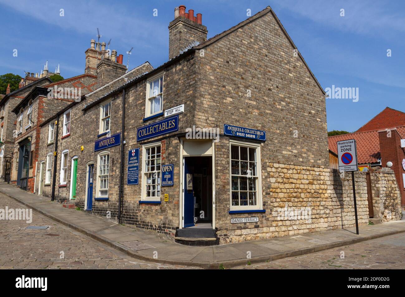 Lincoln Antiques & Collectables shop on Steep Hill, Lincoln, Lincolnshire, UK. Stock Photo