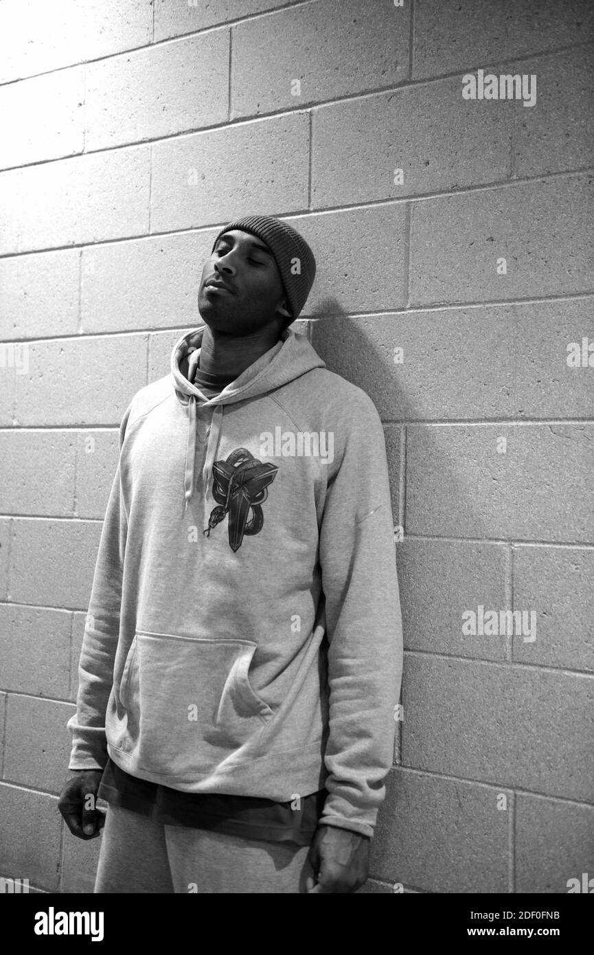 Kobe bryant shooting Black and White Stock Photos Images Alamy