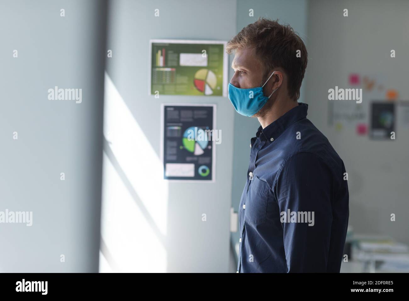 Wearing mask in office hi-res stock photography and images - Alamy