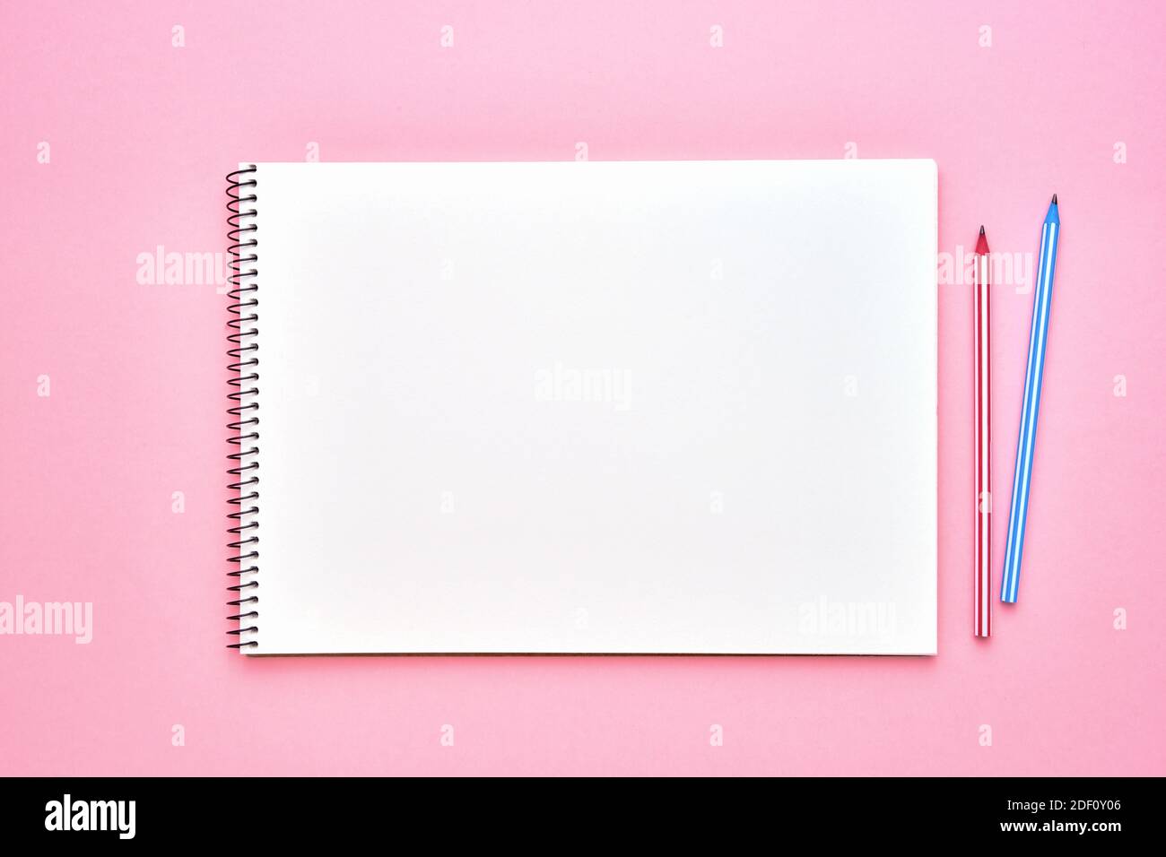 Sổ tay xoắn với bút chì làm mẫu cho thiết kế của bạn sẽ giúp cho bạn hình dung được các ý tưởng thiết kế độc đáo và sáng tạo. Hãy xem ngay để biết cách sử dụng sổ tay xoắn với bút chì làm mẫu cho thiết kế của bạn!