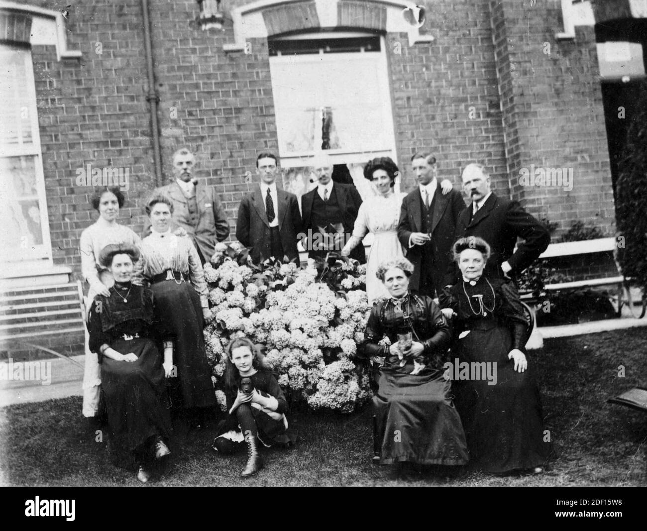 AJAXNETPHOTO. LOCATION UNKNOWN, POSSIBLY DEVONPORT, ENGLAND. - LARGE EARLY EDWARDIAN FAMILY GROUP. PHOTOGRAPHER:UNKNOWN © DIGITAL IMAGE COPYRIGHT AJAX VINTAGE PICTURE LIBRARY SOURCE: AJAX VINTAGE PICTURE LIBRARY COLLECTION REF:1900PR 2 Stock Photo
