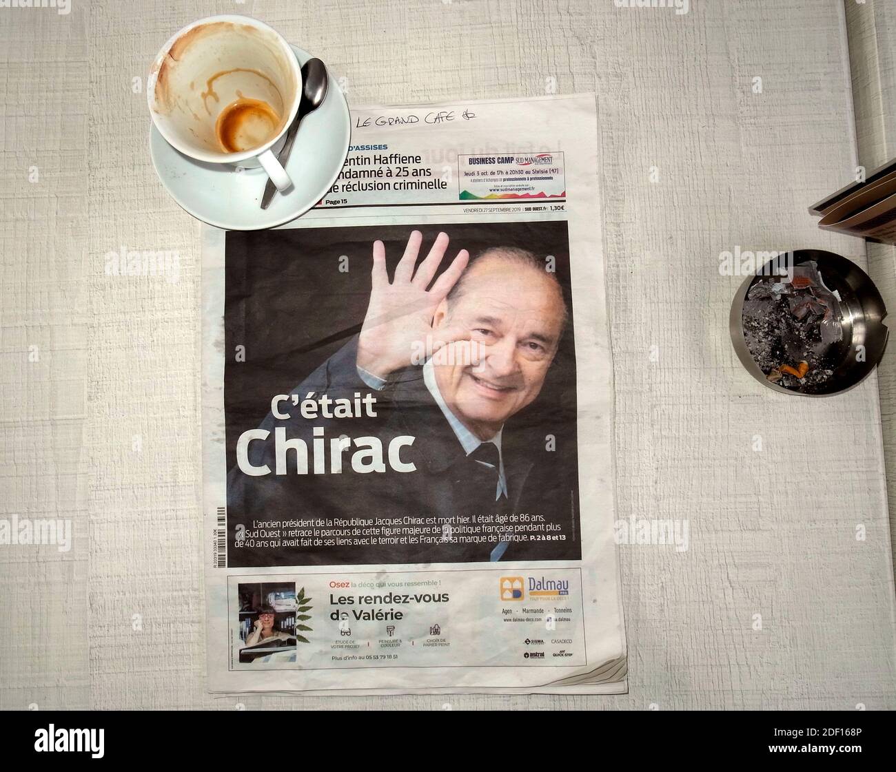AJAXNETPHOTO. 27TH SEPTEMBER, 2019. PAU, FRANCE. - FRONT PAGE NEWS - A  PHOTO OF SMILING AND WAVING ONE TIME FRENCH PRESIDENT JACQUES RENE CHIRAC  ADORNS THE FRONT PAGE OF A FRENCH SOUTH-WEST