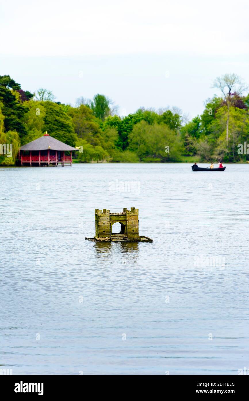 THE LAKE AT HEVER CASTLE, the brainchild of William Waldorf Astor, was excavated and constructed by 800 men who were contracted in December 1904 Stock Photo