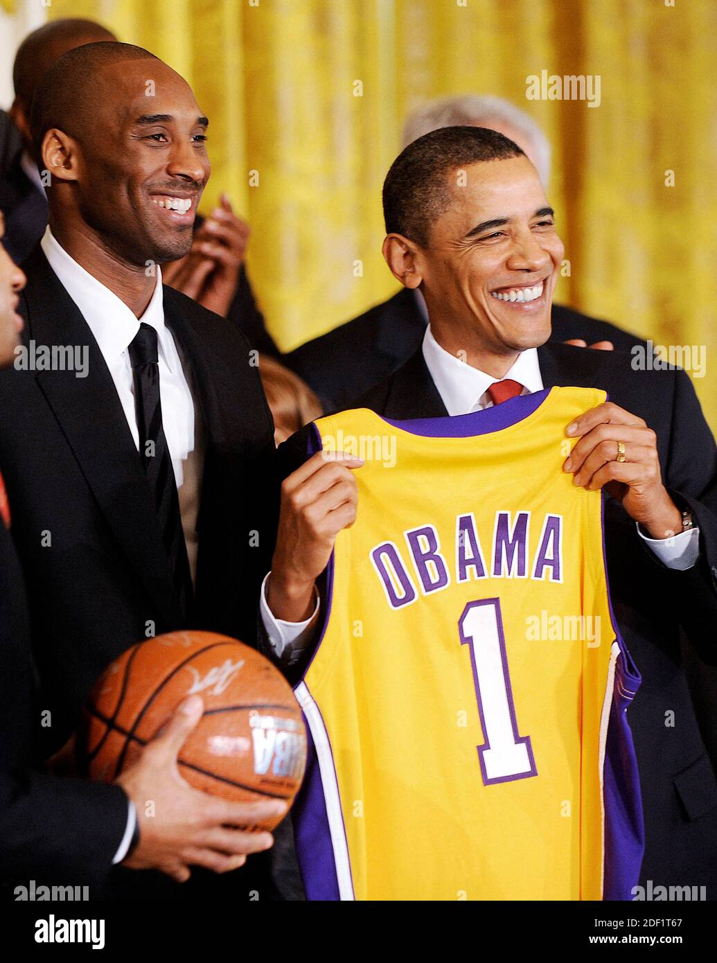 File:2010 NBA Champion Los Angeles Lakers with President Obama.jpg