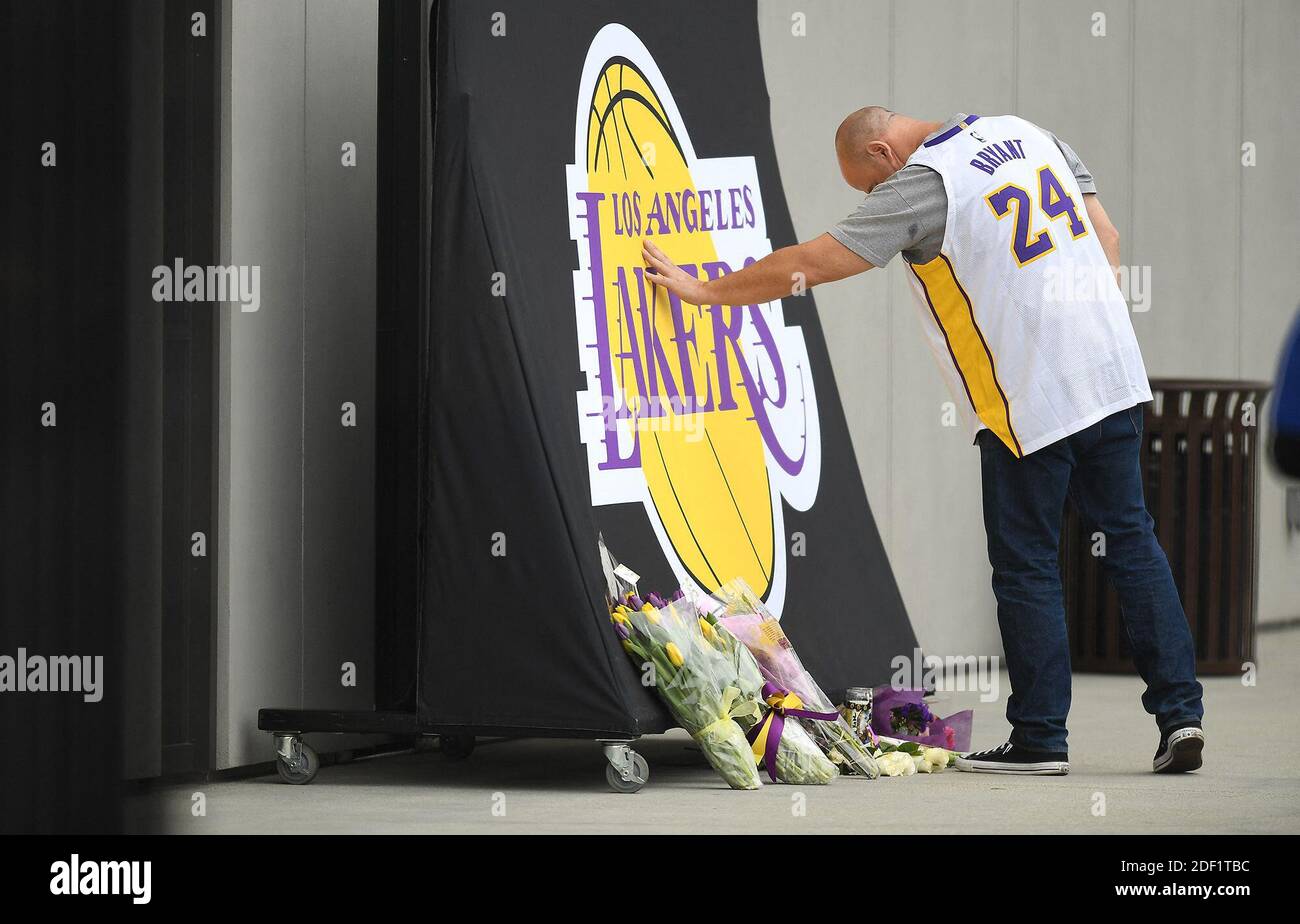 NO FILM, NO VIDEO, NO TV, NO DOCUMENTARY - File photo of A Los Angeles Lakers fan touches a memorial for Kobe Bryant outside the Lakers practice facility on Sunday, Jan. 26, 2020 in El Segundo, Calif. (Wally Skalij/Los Angeles Times) Stock Photo