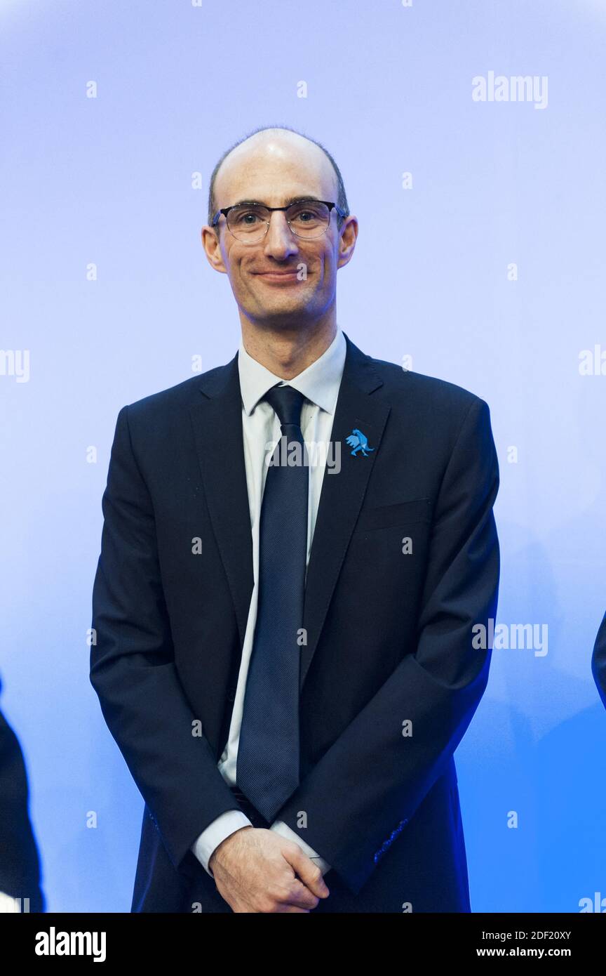 Bpifrance Export Insurance Managing Director François Lefebvre signs