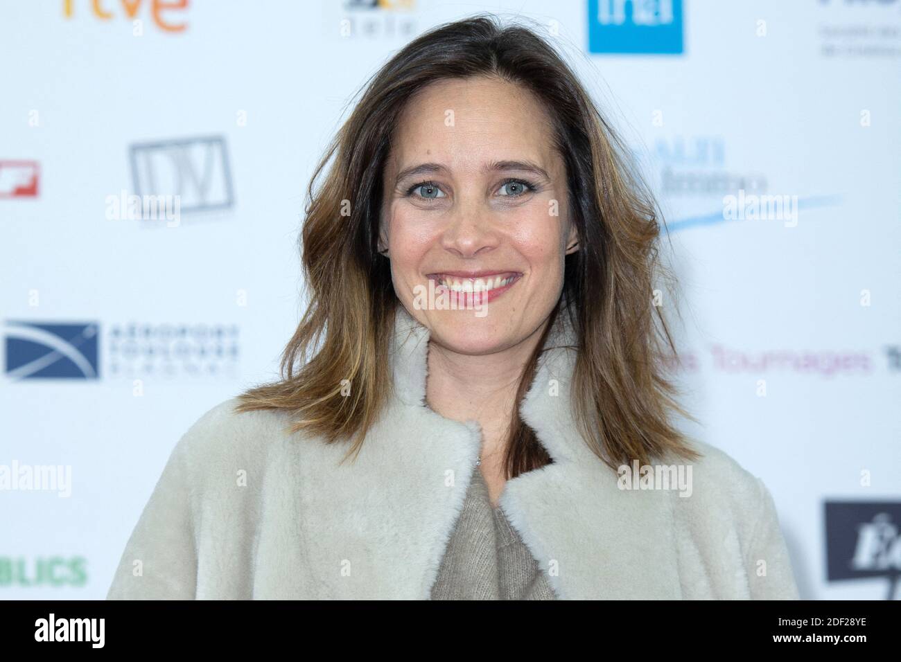Julie de Bona assiste au Photocall du film Apprendre a t'Aimer 22e