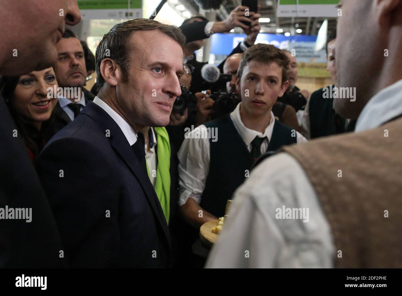 Le président de la république, Emmanuel Macron visite le 57e salon de l' agriculture, porte de Versailles, Paris, le 22 février 2020. © Stéphane  Lemouton / Bestimage French President Emmanuel Macron visits the