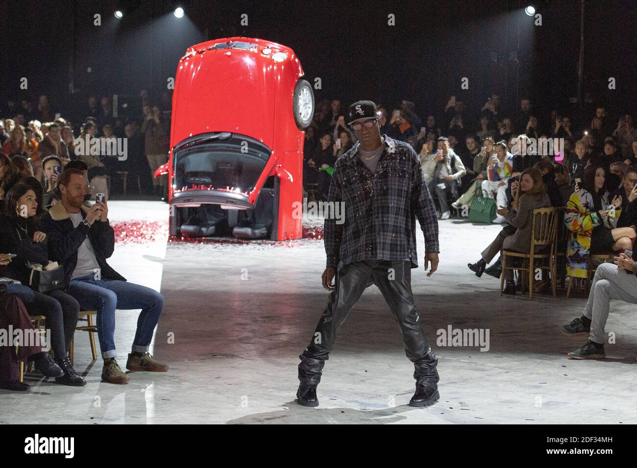 PARIS, FRANCE - SEPTEMBER 27: Fashion designer Virgil Abloh and models walk  the runway during the Off-White show as part of Paris Fashion Week Stock  Photo - Alamy