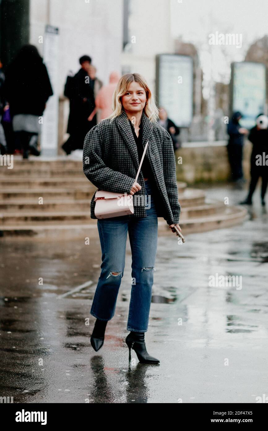 Street style, Sabina Socol arriving at Akris Fall Winter 2020-2021 show,  held at Palais de Tokyo, Paris, France, on March 2nd, 2020. Photo by  Marie-Paola Bertrand-Hillion/ABACAPRESS.COM Stock Photo - Alamy