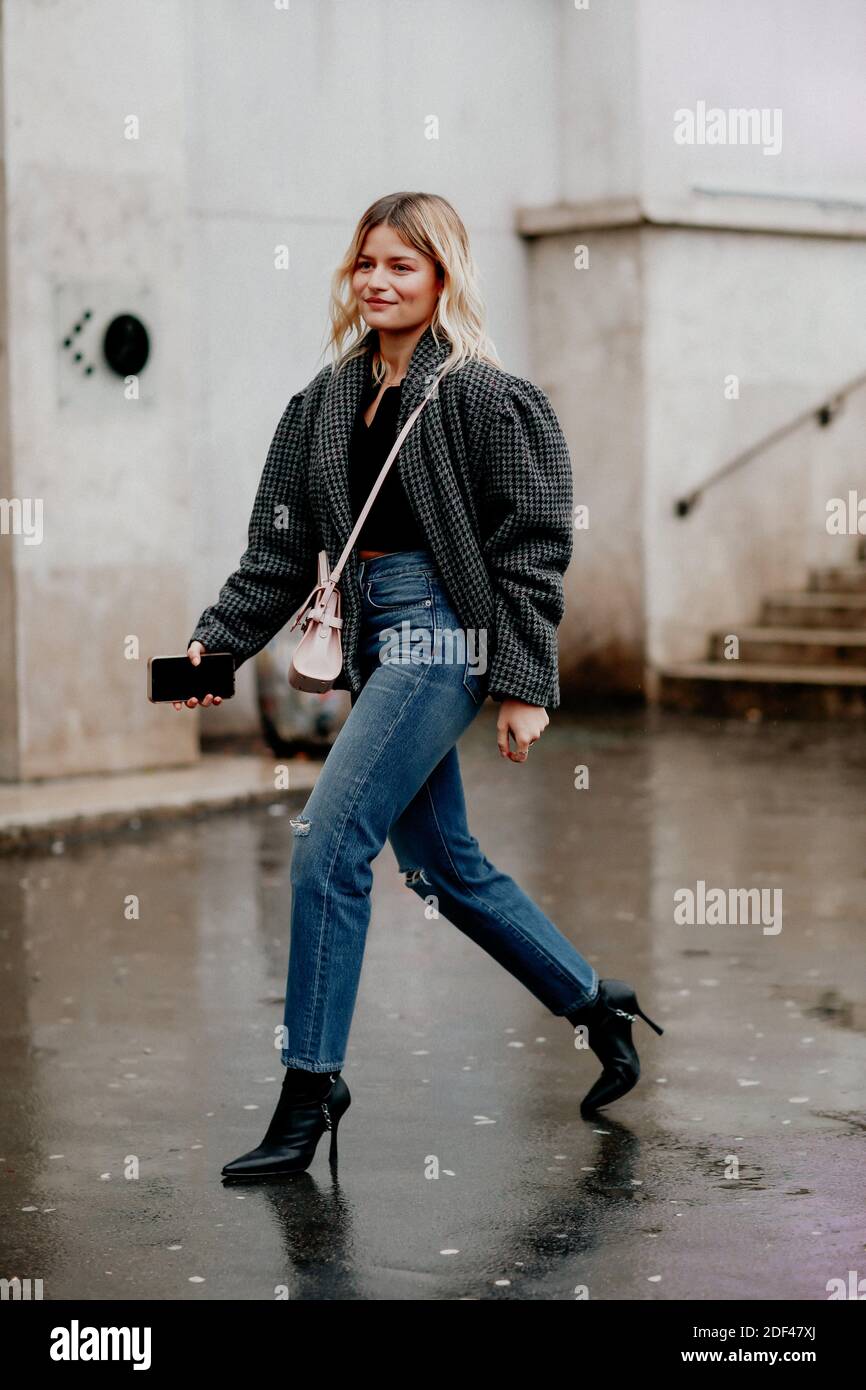 Street style, Sabina Socol arriving at Akris Fall Winter 2020-2021 show,  held at Palais de Tokyo, Paris, France, on March 2nd, 2020. Photo by  Marie-Paola Bertrand-Hillion/ABACAPRESS.COM Stock Photo - Alamy