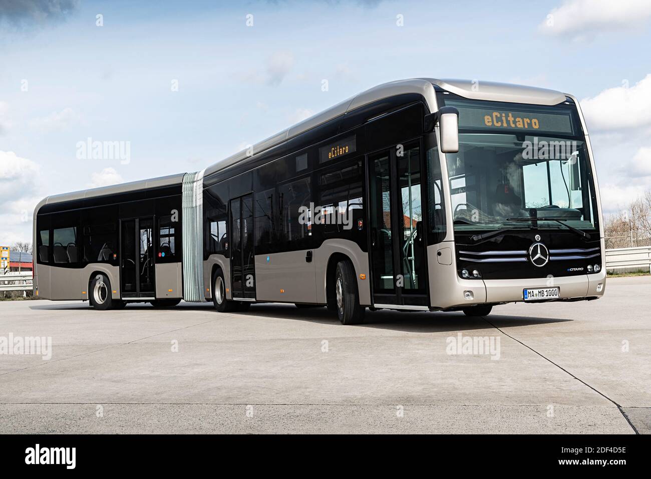 Rennes Métropole retient lâ€™eCitaro Mercedes-Benz : 33 autobus standards eCitaro ainsi que 59 eCitaro G, lâ€™autobus articulé qui a récemment complété la gamme dâ€™autobus électriques de Mercedes-Benz. Les livraisons sont prévues entre 2022 et 2025. En termes de volume, il sâ€™agit de lâ€™un des plus importants marchés dâ€™autobus électriques en France. Rennes, septembre 24, 2020. Photo by Daimler AG via ABACAPRESS.COM Stock Photo