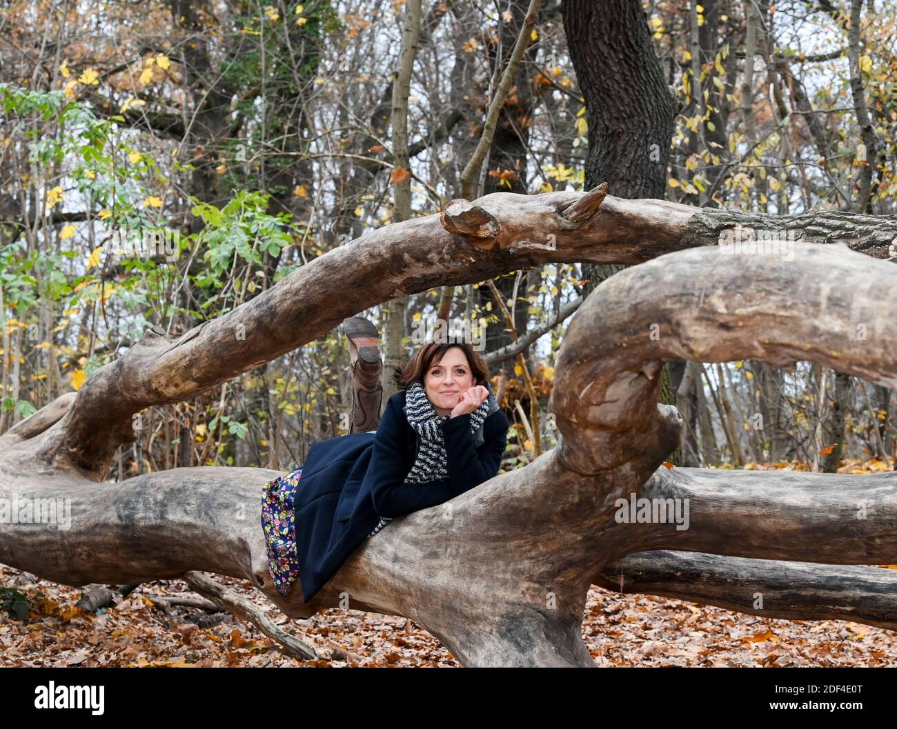 Berlin, Germany. 30th Nov, 2020. The actress Julia Brendler during a walk in the park Schönholzer Heide in Niederschönhausen She plays the leading role in the film of the ZDF series 'Katie Fforde: Emmas Geheimnis', which will be broadcast on 06.12.2020 at 20.15. Credit: Jens Kalaene/dpa-Zentralbild/dpa/Alamy Live News Stock Photo