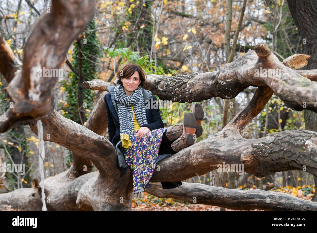 Berlin, Germany. 30th Nov, 2020. The actress Julia Brendler during a walk in the park Schönholzer Heide in Niederschönhausen She plays the leading role in the film of the ZDF series 'Katie Fforde: Emmas Geheimnis', which will be broadcast on 06.12.2020 at 20.15. Credit: Jens Kalaene/dpa-Zentralbild/dpa/Alamy Live News Stock Photo