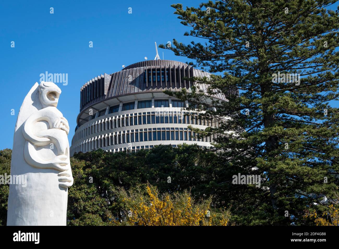 'The Beehive', Parliament buildings, and modern sculpture,  Wellington, North Island, New Zealand Stock Photo