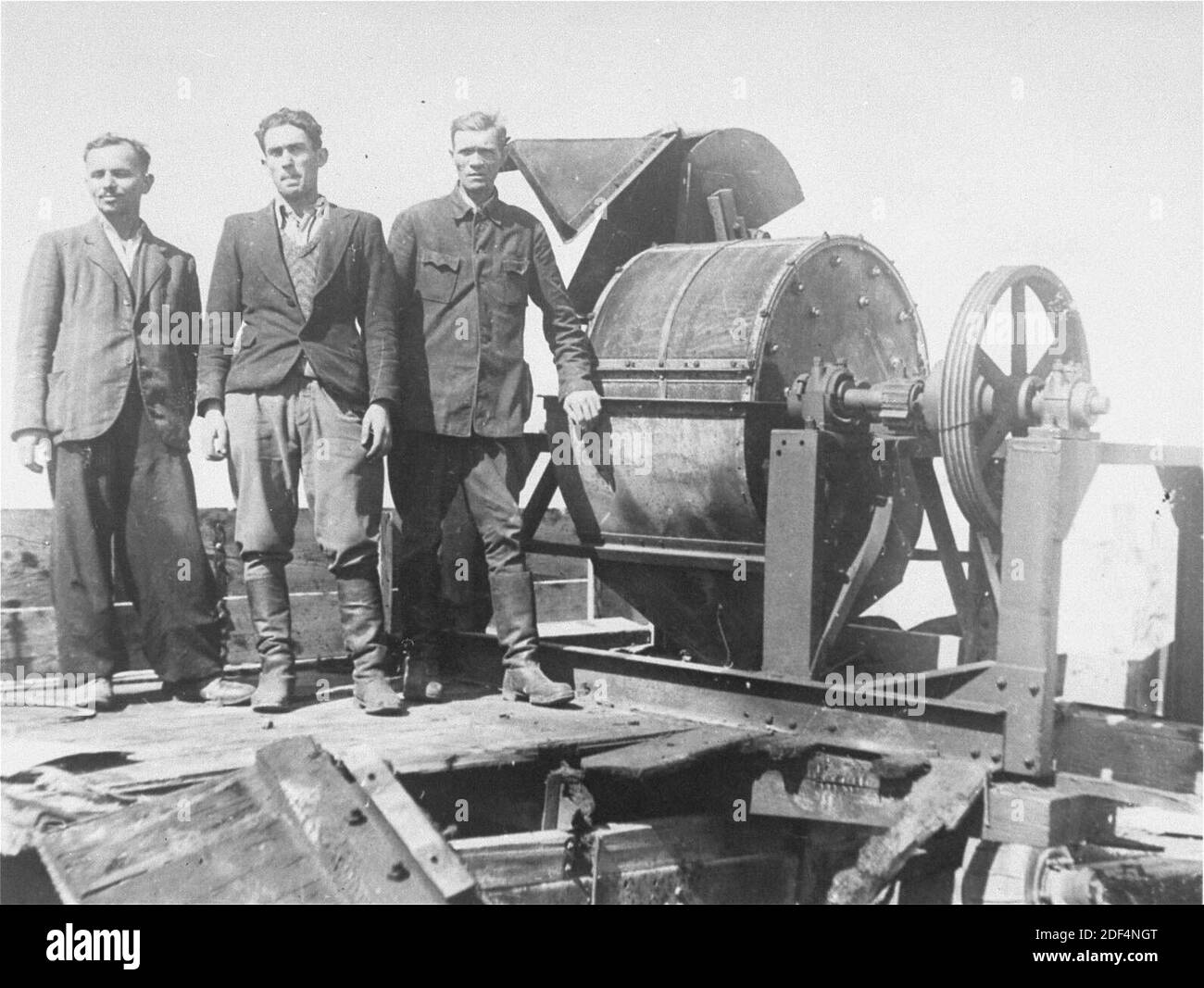 A Sonderkommando 1005 unit stand next to a bone crushing machine at the Janowska concentration camp Stock Photo