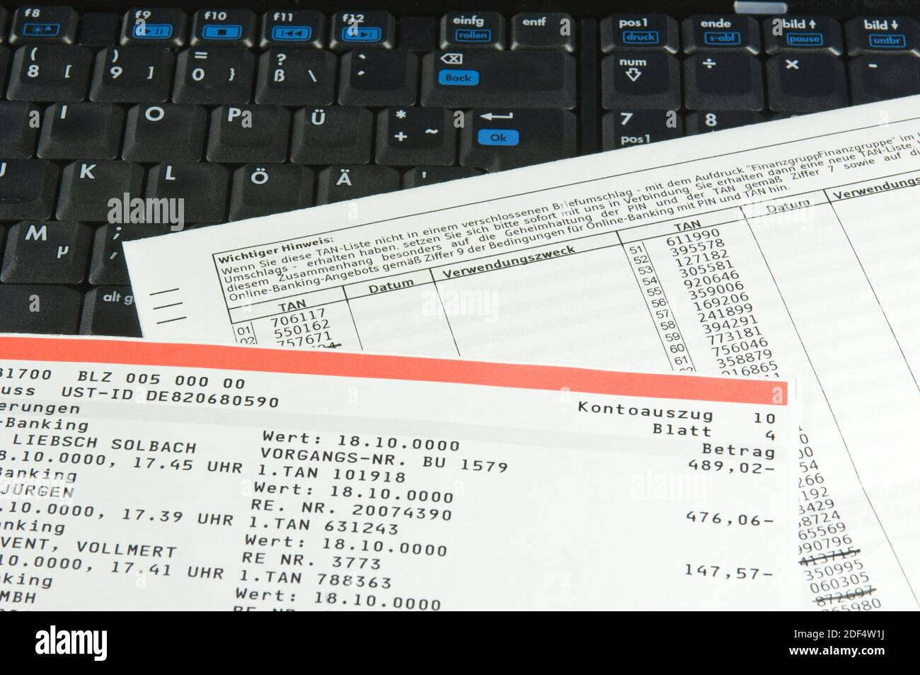 TAN-Liste und Kontoauszug auf einer PC-Tastatur liegend Stock Photo