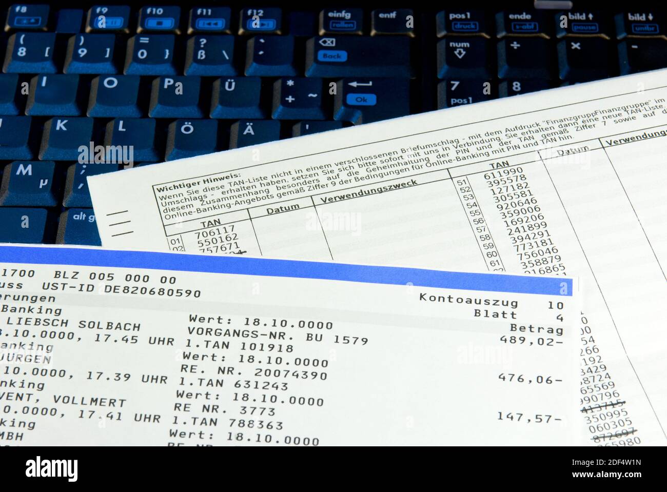 TAN-Liste und Kontoauszug auf einer PC-Tastatur liegend Stock Photo