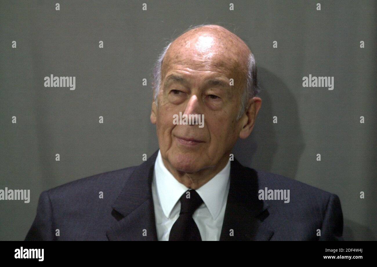Aachen, Deutschland. 03rd Dec, 2020. Valery GISCARD D'ESTAING has died at the age of 94. Archive photo: Valery GISCARD D'ESTAING, FRA, politician, former French state president, here at the international Charlemagne Prize in Aachen, May 29, 2003. | usage worldwide Credit: dpa/Alamy Live News Stock Photo